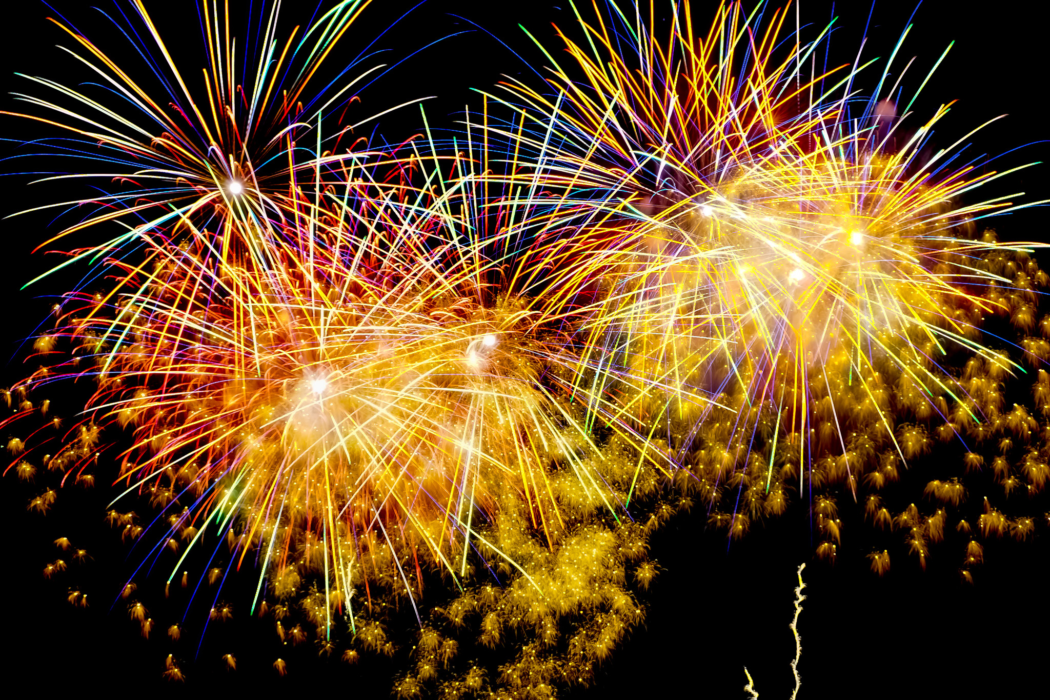キラキラと眩い花火 の画像 写真素材を無料ダウンロード 1 フリー素材 Beiz Images
