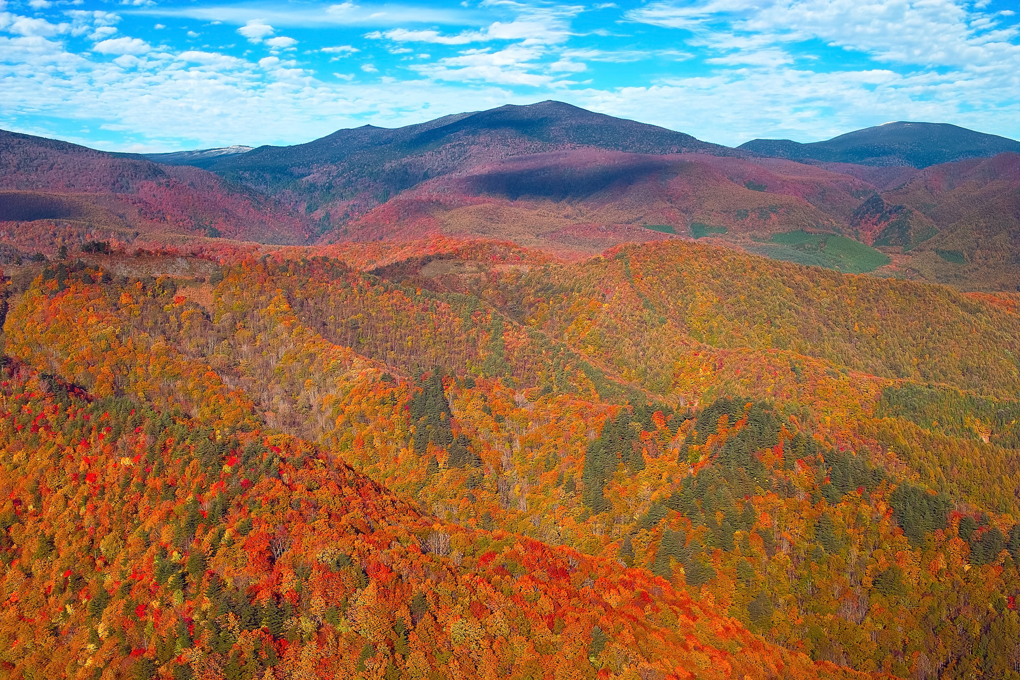 紅葉する山が連なる秋の風景 の画像 写真素材を無料ダウンロード 1 フリー素材 Beiz Images