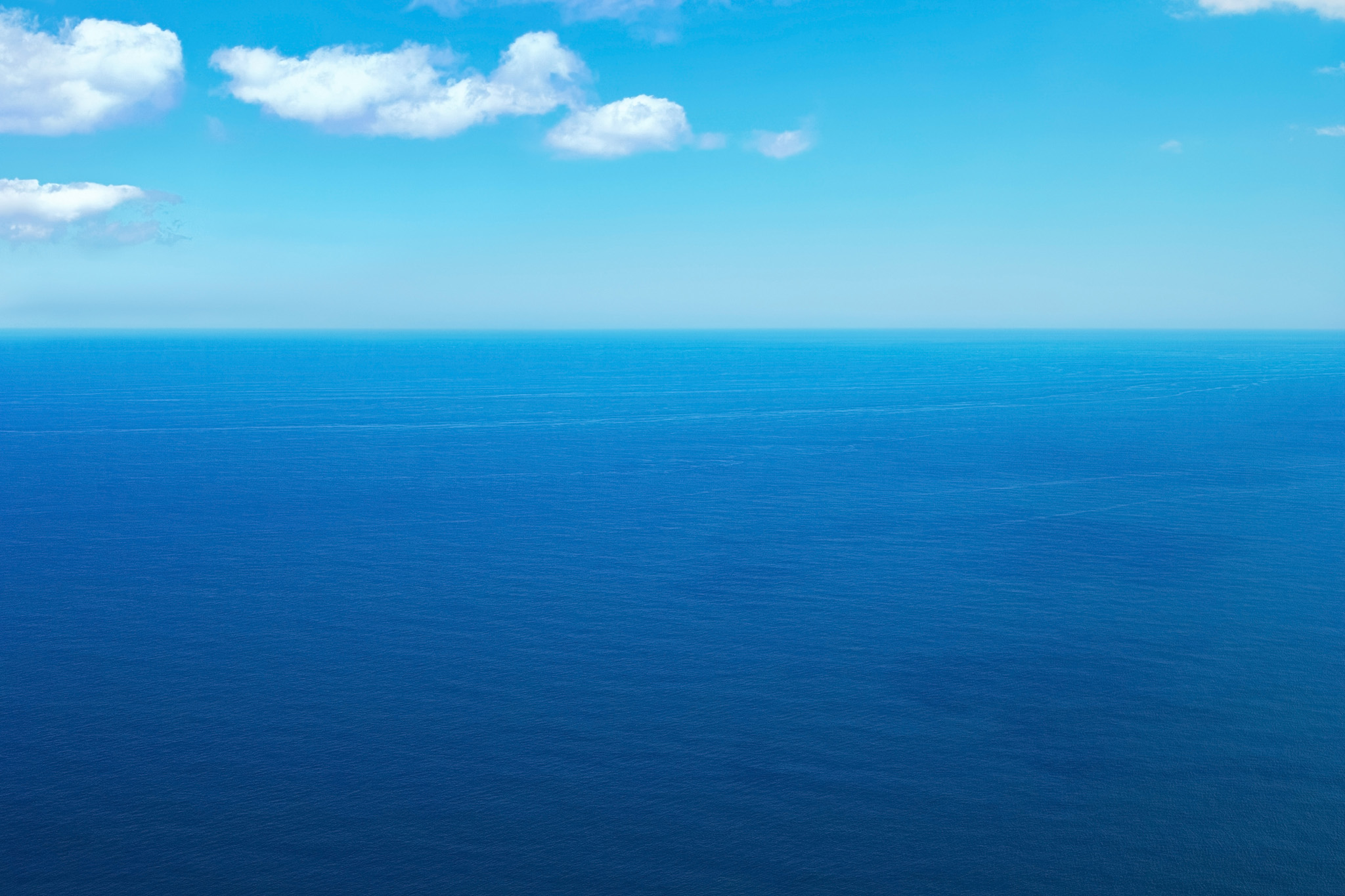 青く広い海の上を流れる雲 の画像 写真素材を無料ダウンロード 1 背景フリー素材 Beiz Images