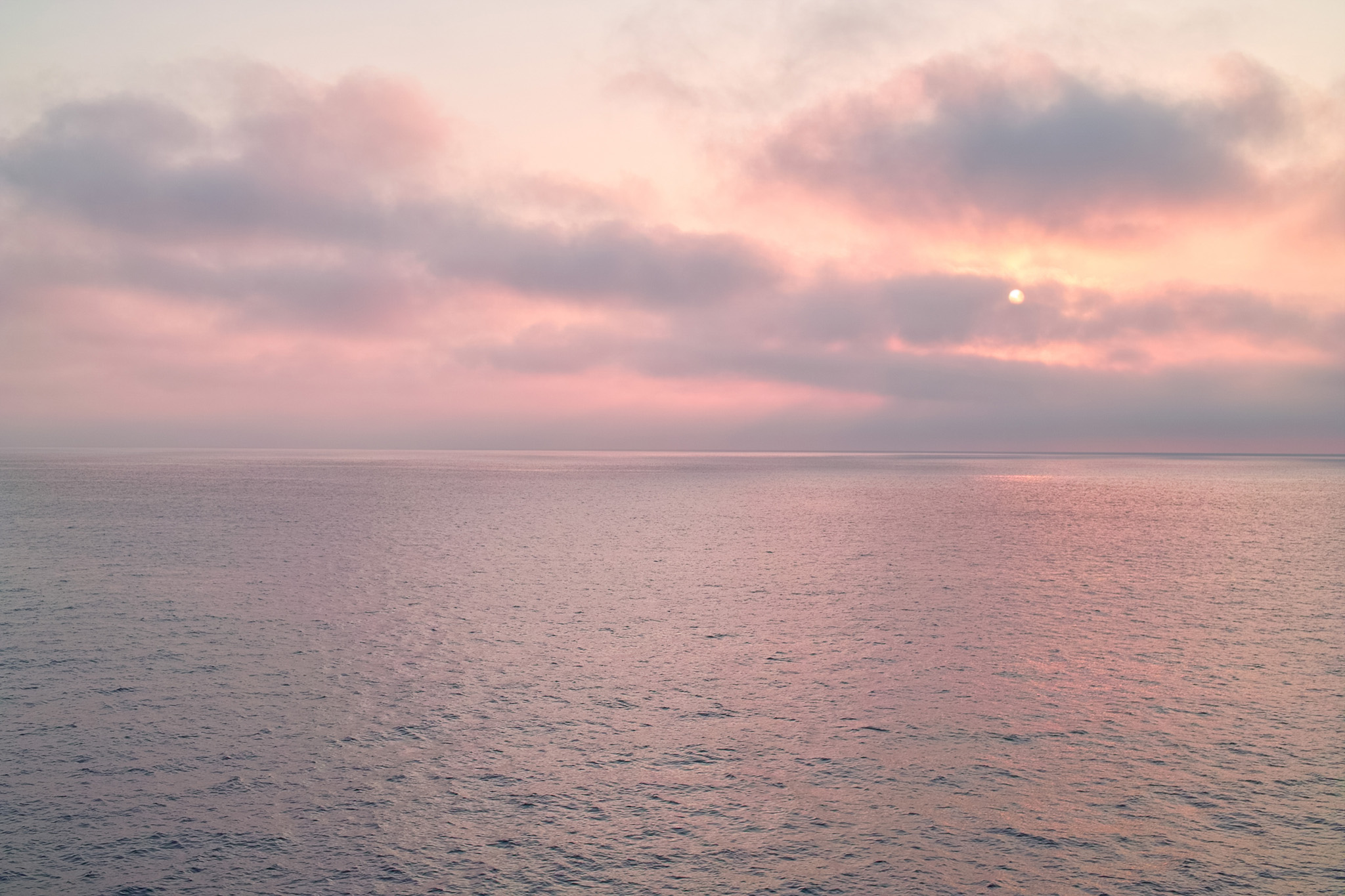 薄紅に染まる朝焼けの海 の画像 写真素材を無料ダウンロード 1 フリー素材 Beiz Images