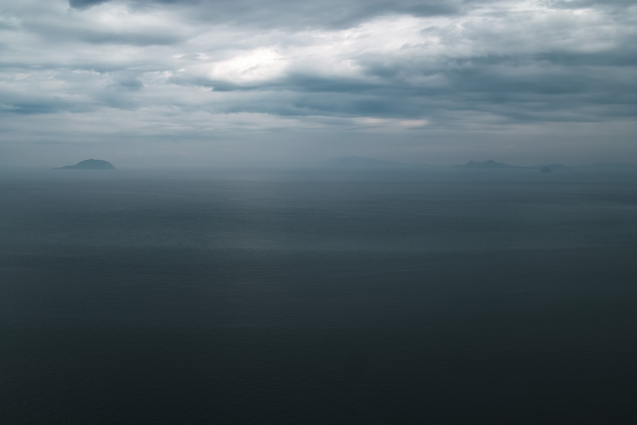 暗い海に霞んで見える島 の画像 写真素材を無料ダウンロード 1 フリー素材 Beiz Images
