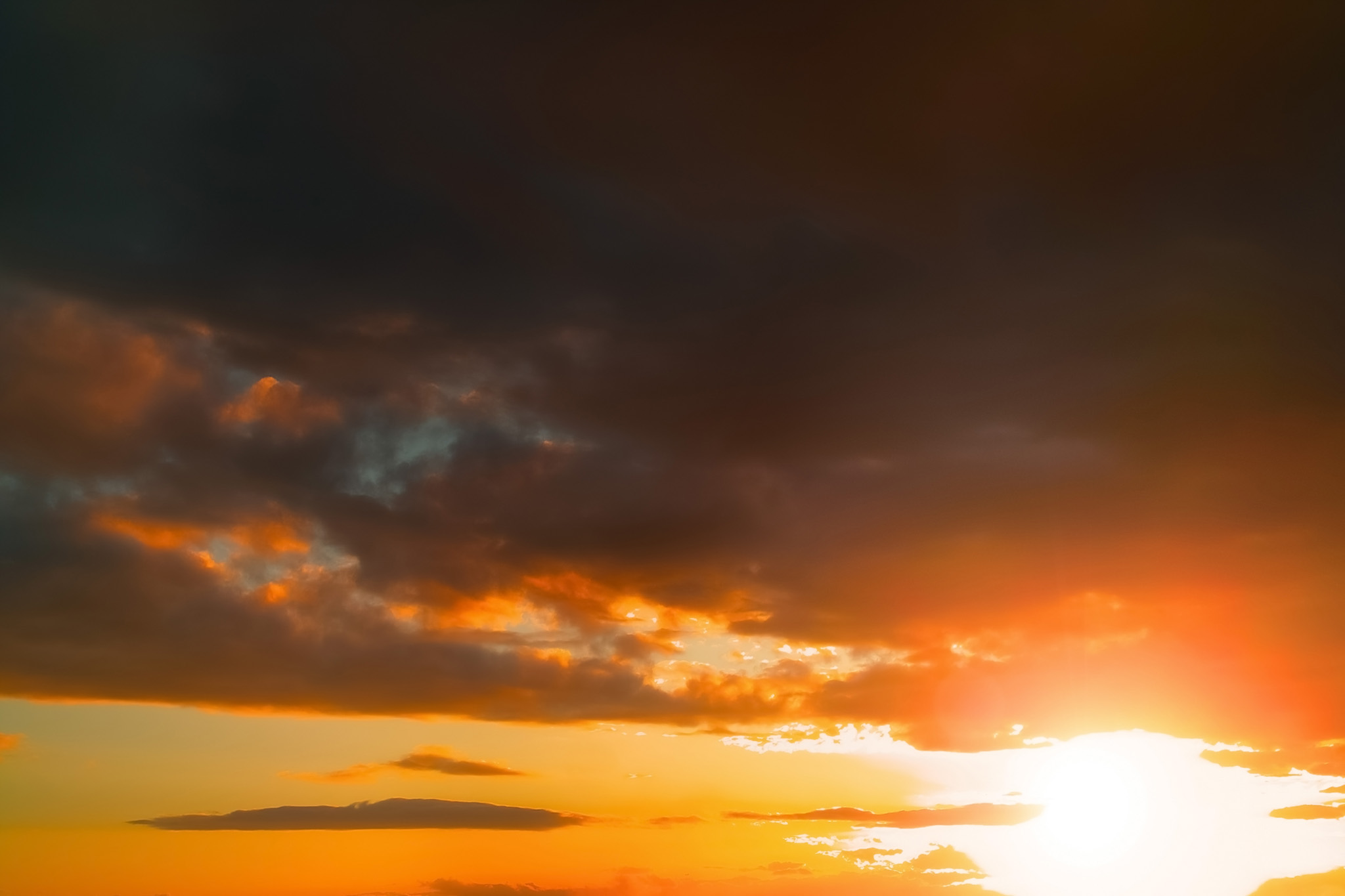 沈む夕日と夕焼けに焦げた雲 の画像 写真素材を無料ダウンロード 1 フリー素材 Beiz Images