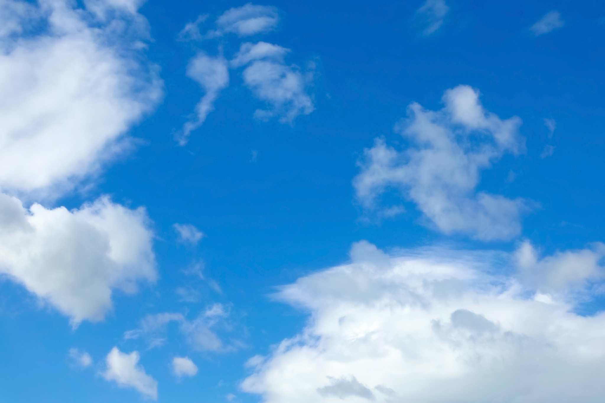 雲がゆっくりと舞う青空 の画像 写真素材を無料ダウンロード 1 背景フリー素材 Beiz Images
