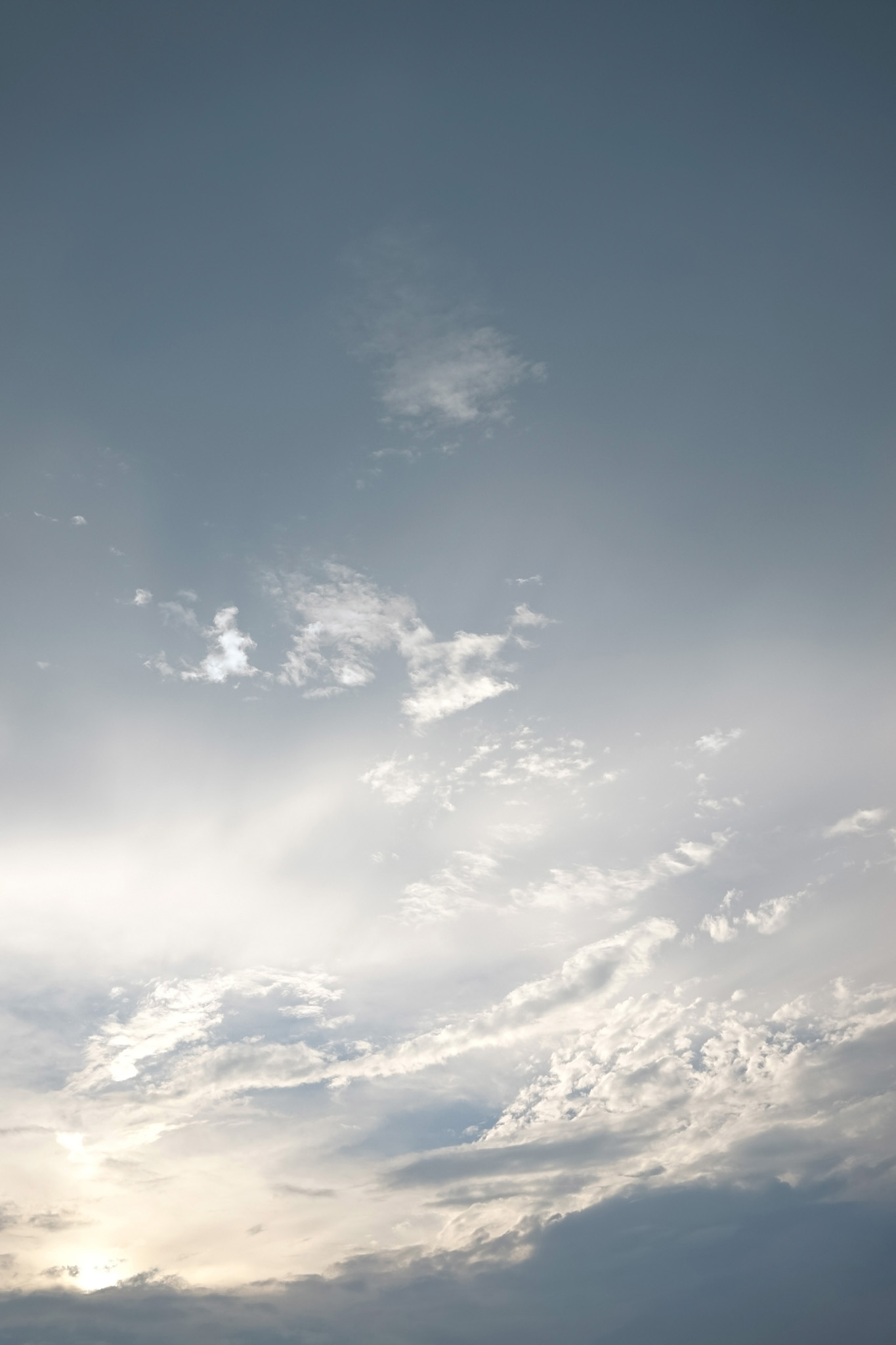 灰色の空に光り輝く雲 の画像 写真素材を無料ダウンロード 1 フリー素材 Beiz Images