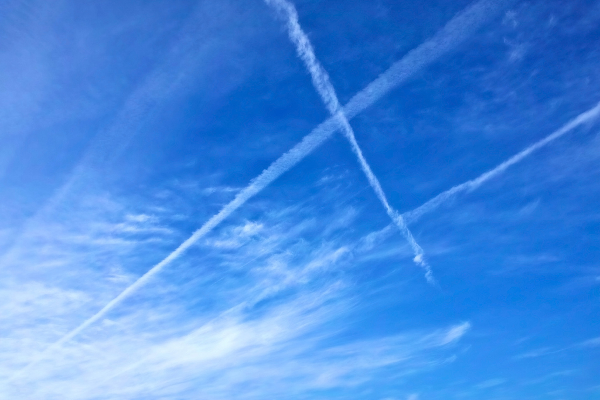 青空に交差する飛行機雲 の画像 写真素材を無料ダウンロード 1 フリー素材 Beiz Images