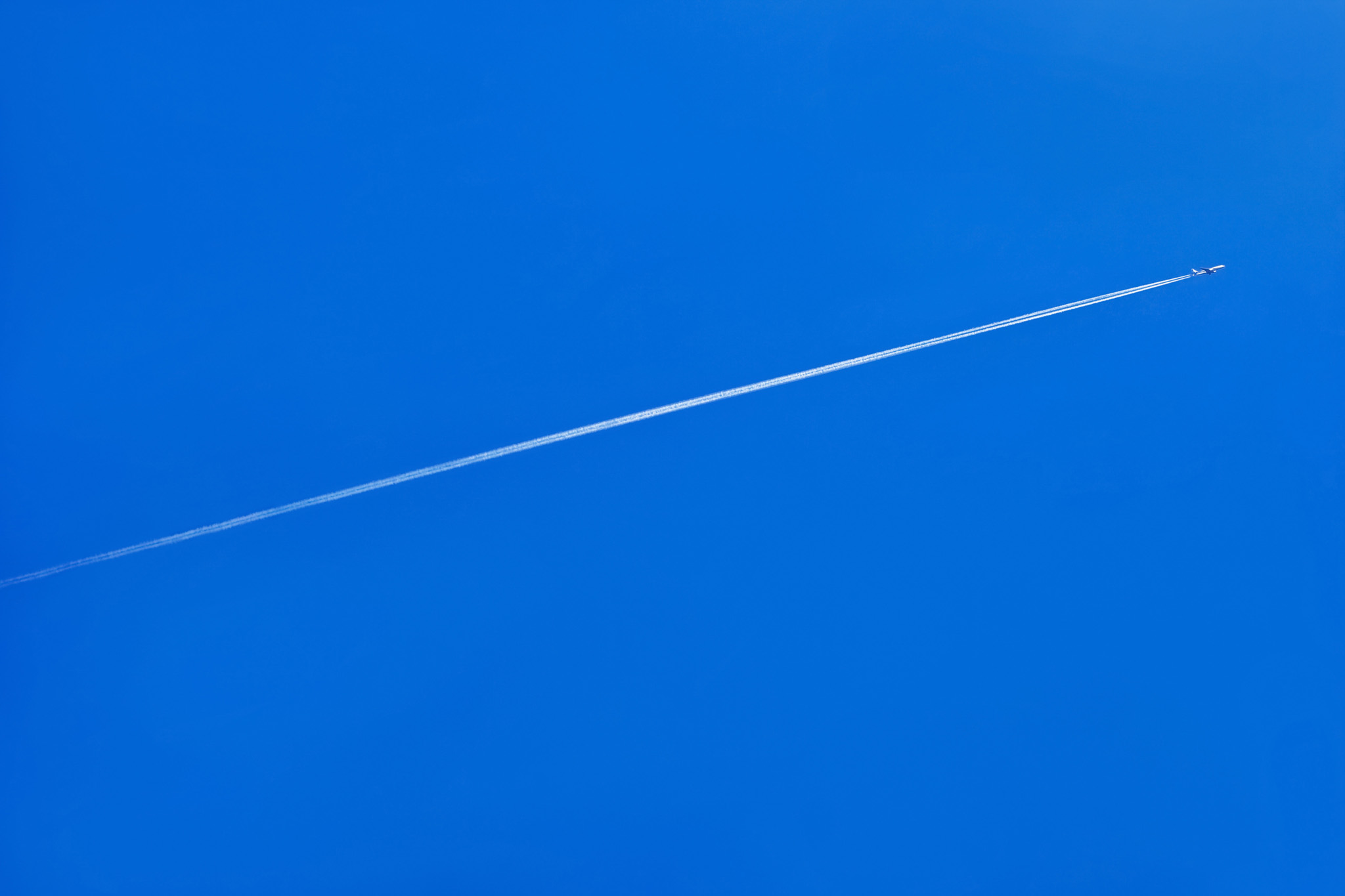 青空に一直線を描く飛行機雲 の画像素材を無料ダウンロード 1