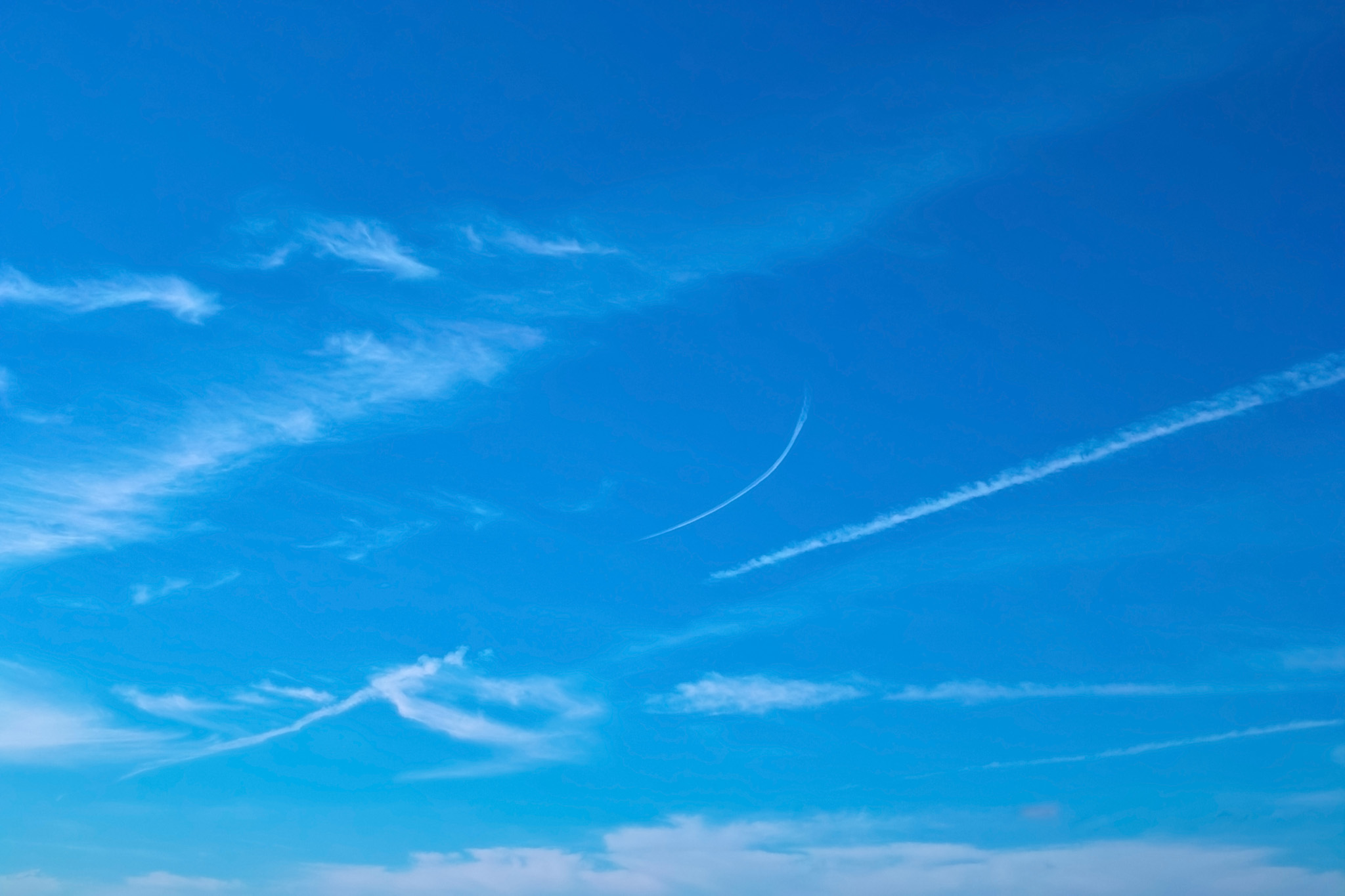 青空に並んで伸びる飛行機雲と巻雲 の画像 写真素材を無料ダウンロード 1 フリー素材 Beiz Images
