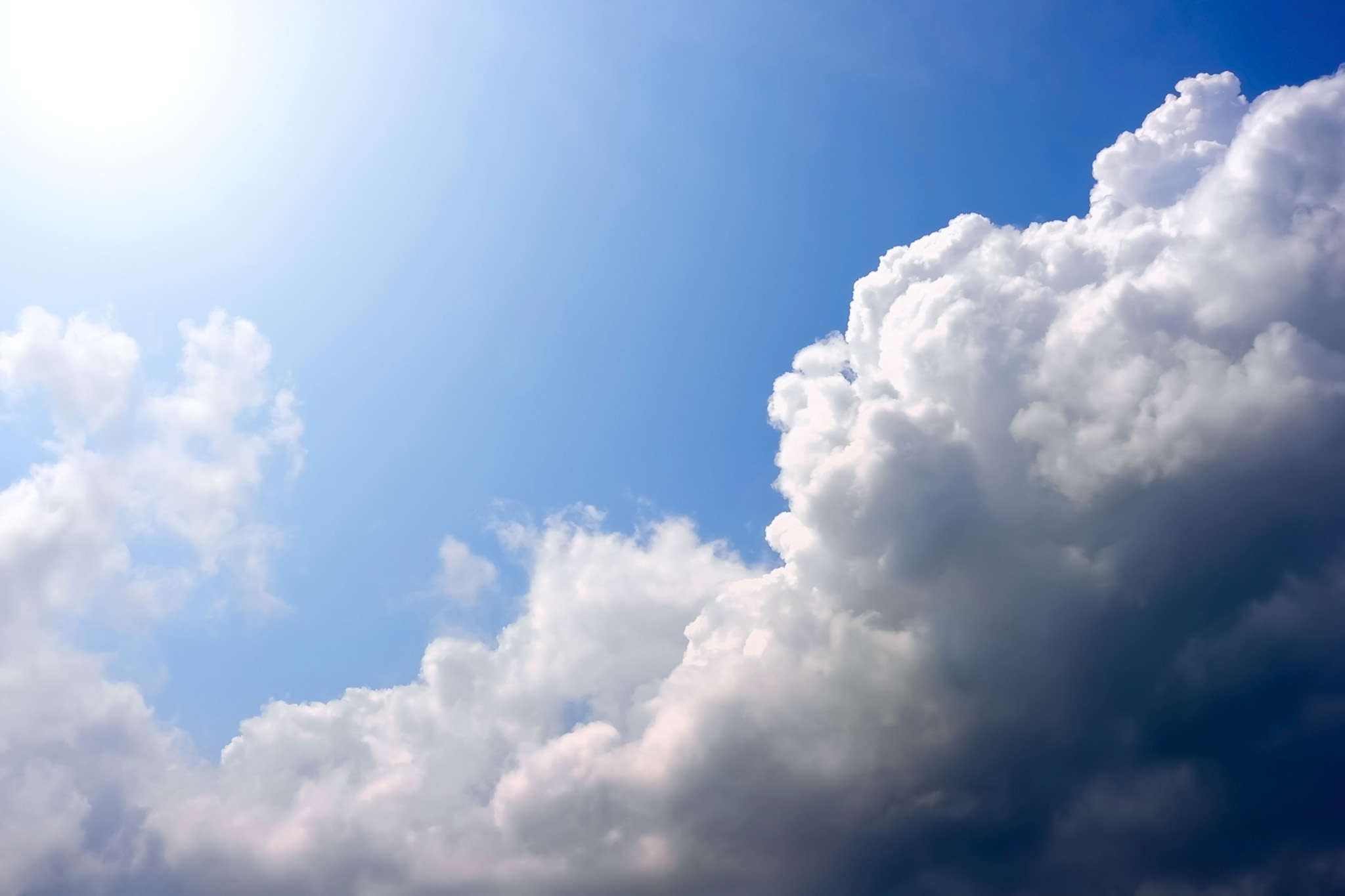輝く太陽に照らされる雲と青空 の画像 写真素材を無料ダウンロード 1 背景フリー素材 Beiz Images