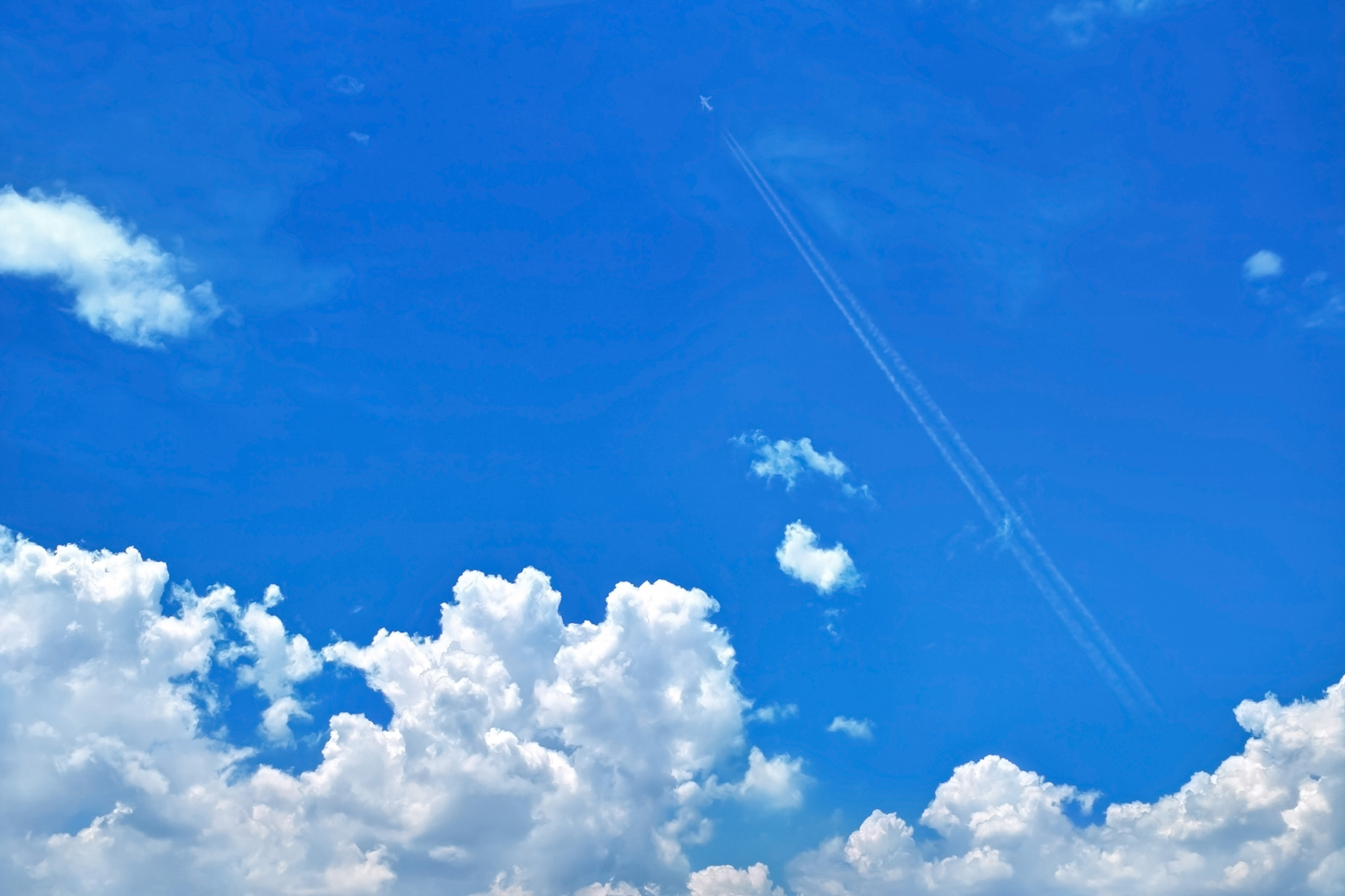 夏の青空を駆け上る飛行機雲 の画像 写真素材を無料ダウンロード 1 背景フリー素材 Beiz Images