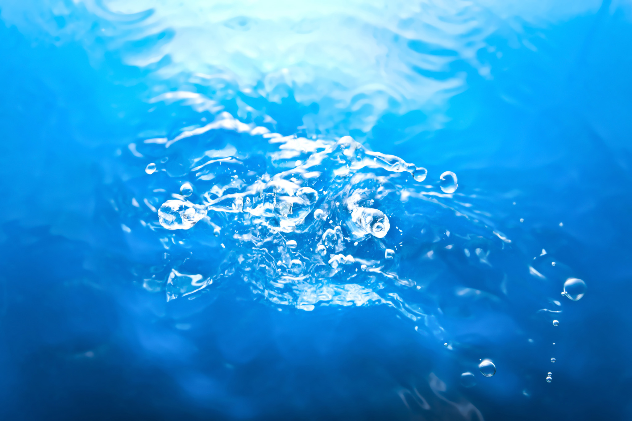 水面から飛び散る水滴 の画像 写真素材を無料ダウンロード 1 背景フリー素材 Beiz Images