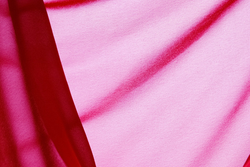 春を感じる華やかなピンクの布の写真画像