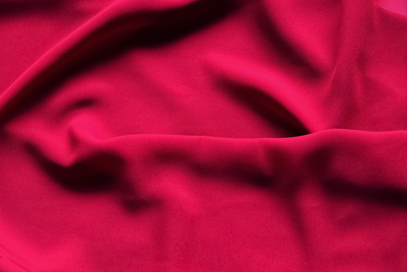 柔らかな赤い布地のテクスチャの写真画像