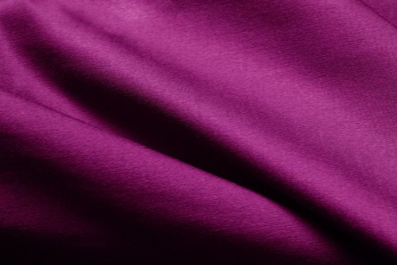 赤紫色の厚手の布地の写真画像