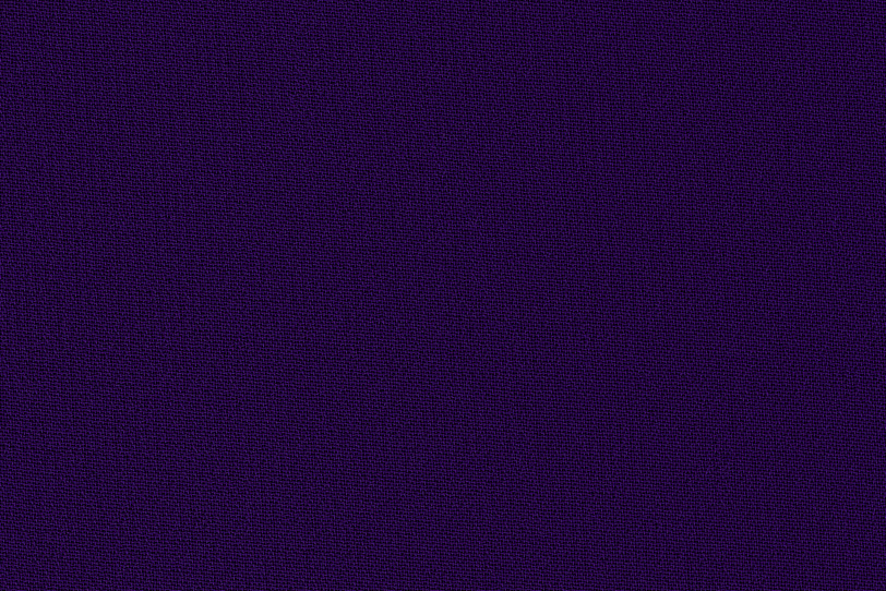 紫色のサラサラとした手触りの布の写真画像