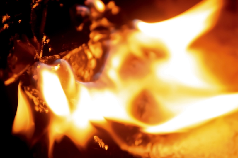 火花を散らしながら燃える炎の写真画像