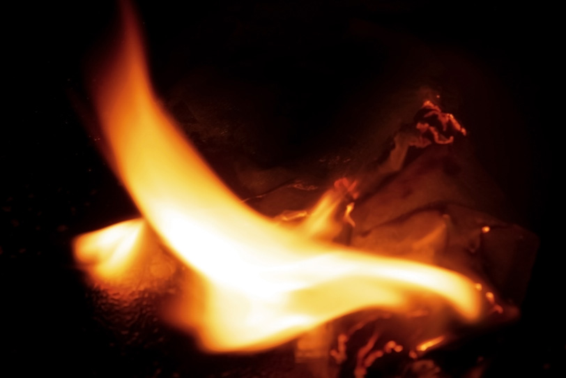 赤々と燃える焚き火の写真画像