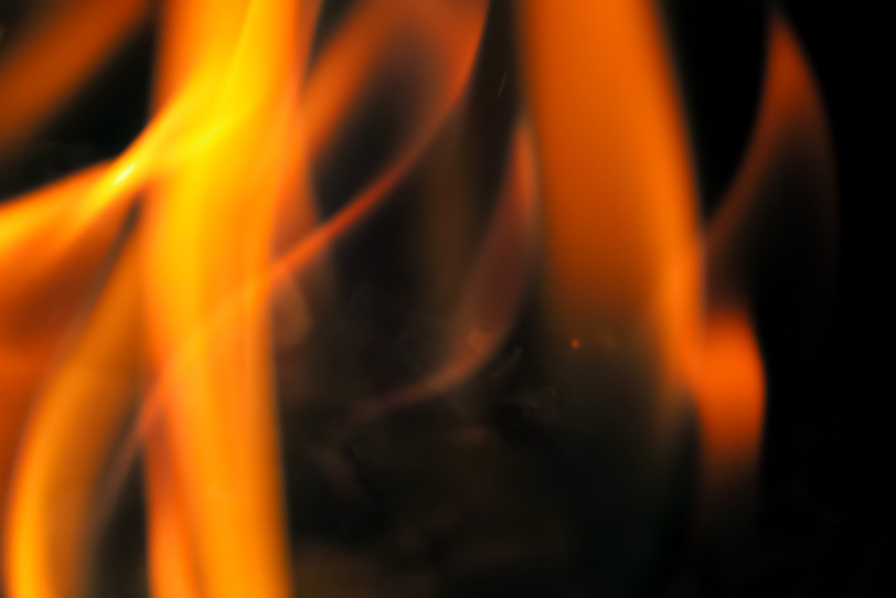揺れながら燃え立つ火の写真画像