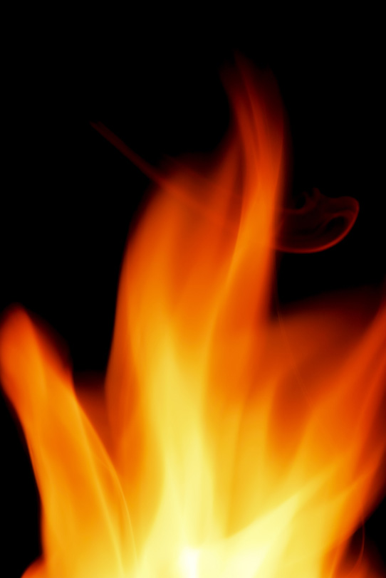 波が立つように燃焼する炎の写真画像