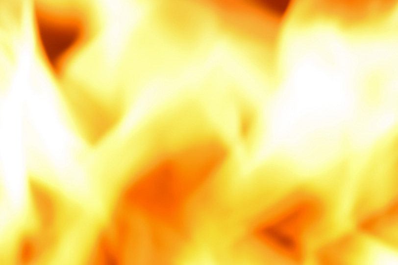 激しく燃える紅蓮の炎の写真画像