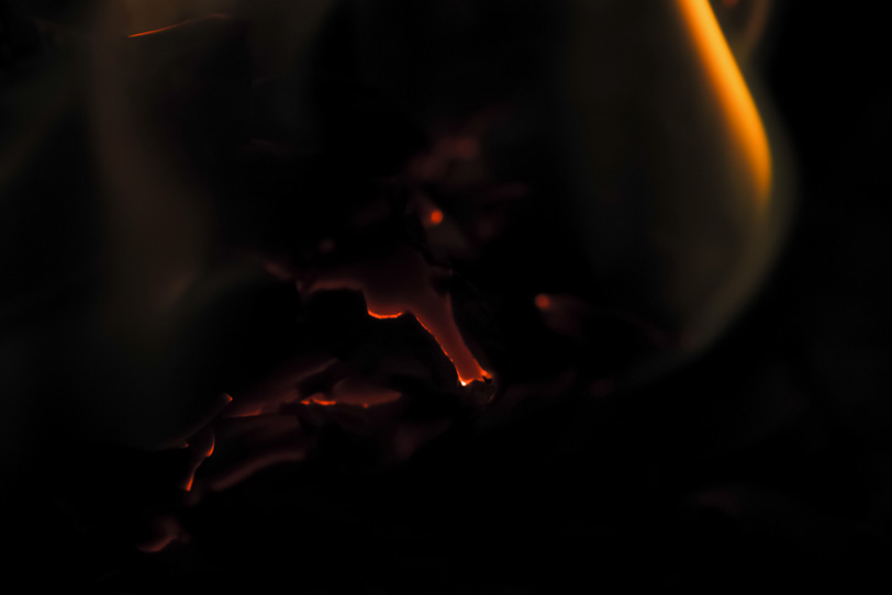 ゆっくりと鎮火する焚火の写真画像