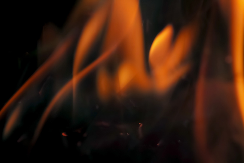 沸き立ち揺らめく火の写真画像
