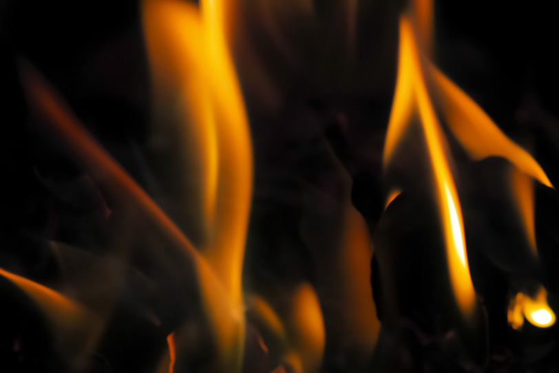 細く燃え立つ火のテクスチャの写真画像