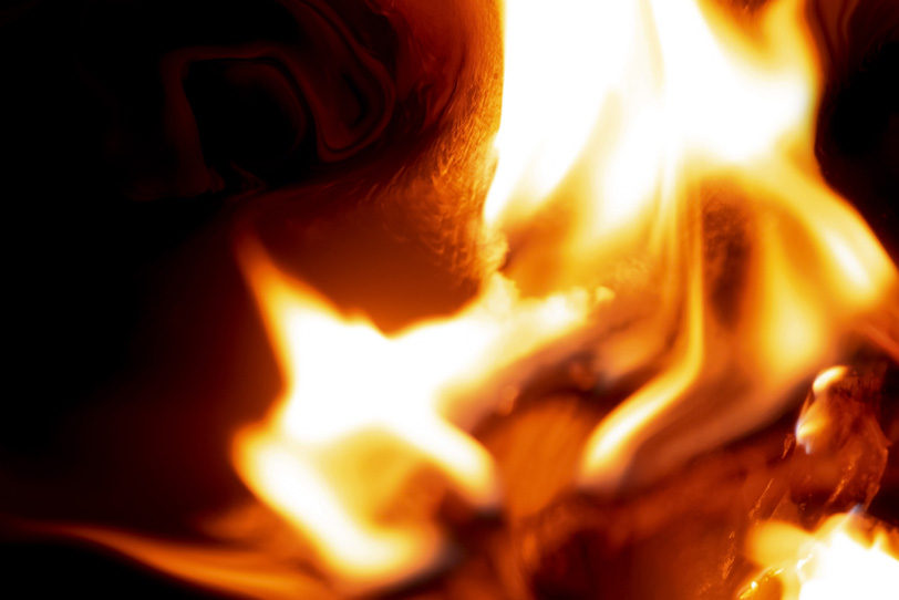 メラメラと燃える灼熱の炎の写真画像