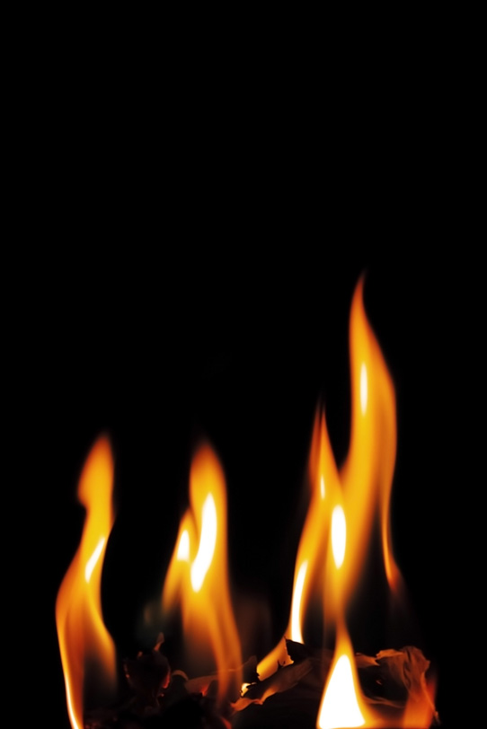 黒い背景に4本の火柱の写真画像