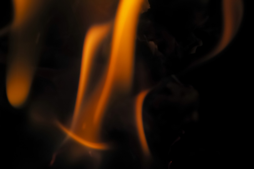 踊るように燃える炎の写真画像