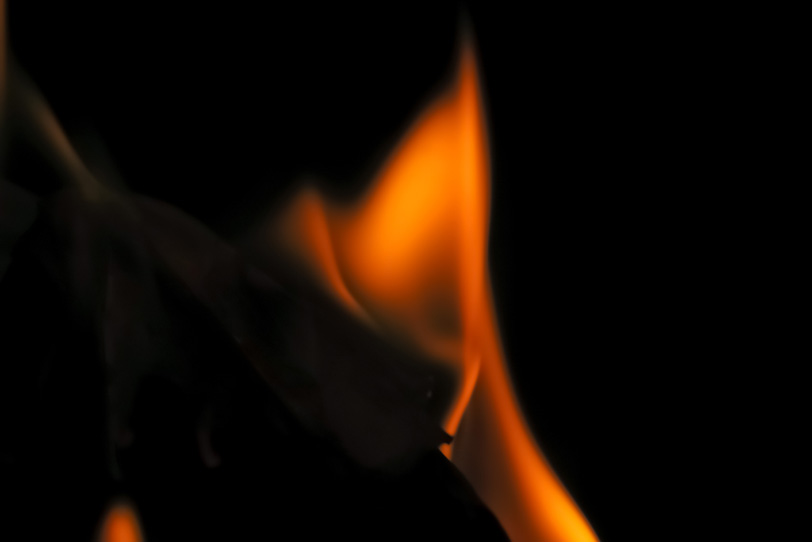 黒い背景と炎の写真画像