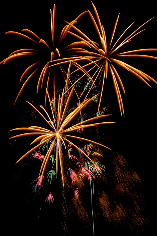 黄金の光の筋が広がる花火 の画像 写真素材を無料ダウンロード 1 フリー素材 Beiz Images