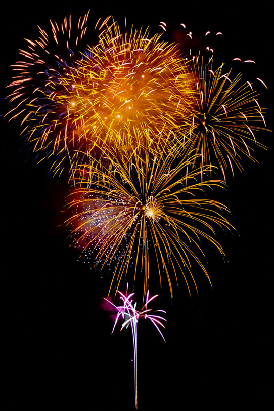菊玉花火が照らす花火大会の空の写真画像