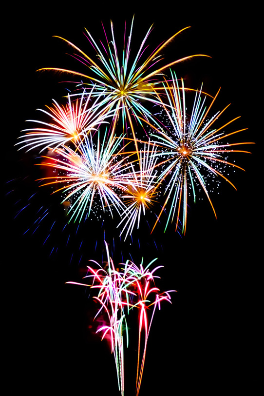 カラフルな光線が舞う花火大会 の画像 写真素材を無料ダウンロード 1 フリー素材 Beiz Images