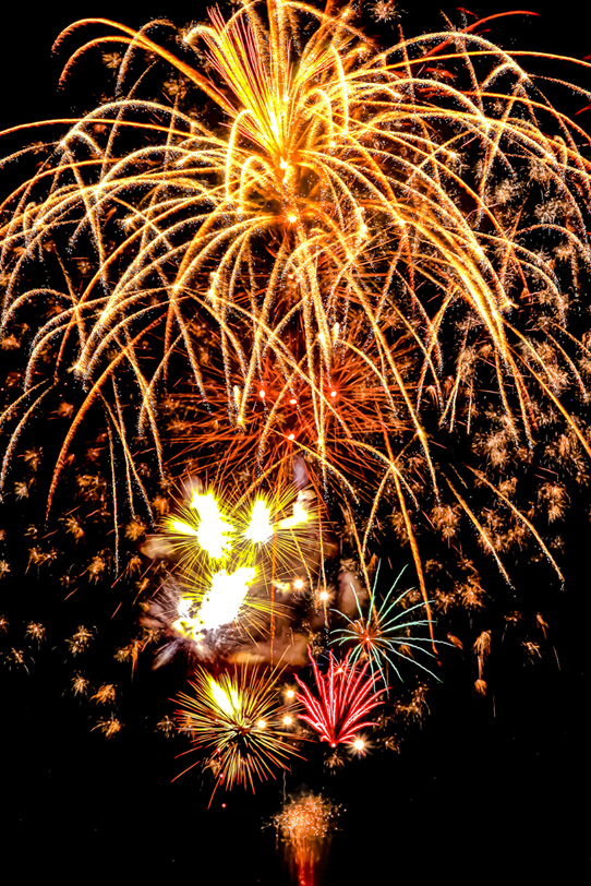 夏の夜空と綺麗な花火 の画像 写真素材を無料ダウンロード 1 背景フリー素材 Beiz Images