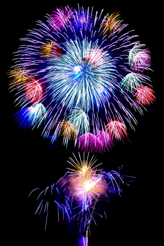 色彩豊かな花火背景 の画像 写真素材を無料ダウンロード 1 フリー素材 Beiz Images