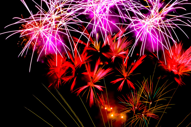 祭りの夜を飾る花火の写真画像