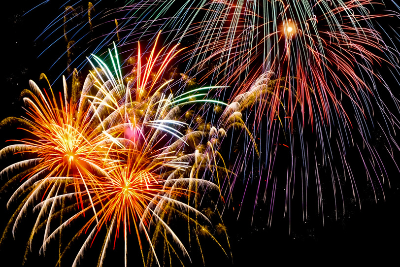 夏祭りの夜を彩る花火 の画像 写真素材を無料ダウンロード 1 フリー素材 Beiz Images
