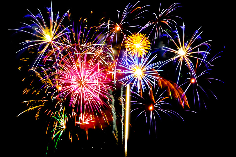 キラキラと光る花火の花火大会の写真画像