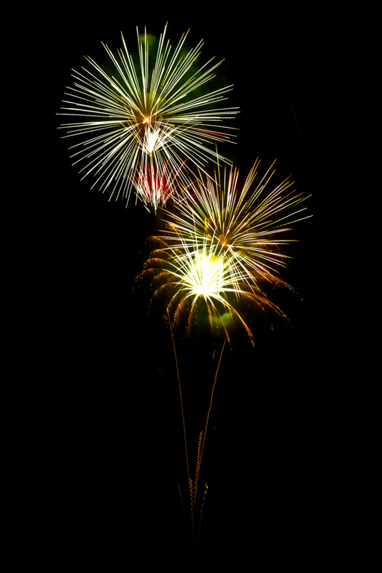 カラフルな花火と夜空 の画像 写真素材を無料ダウンロード 1 背景フリー素材 Beiz Images