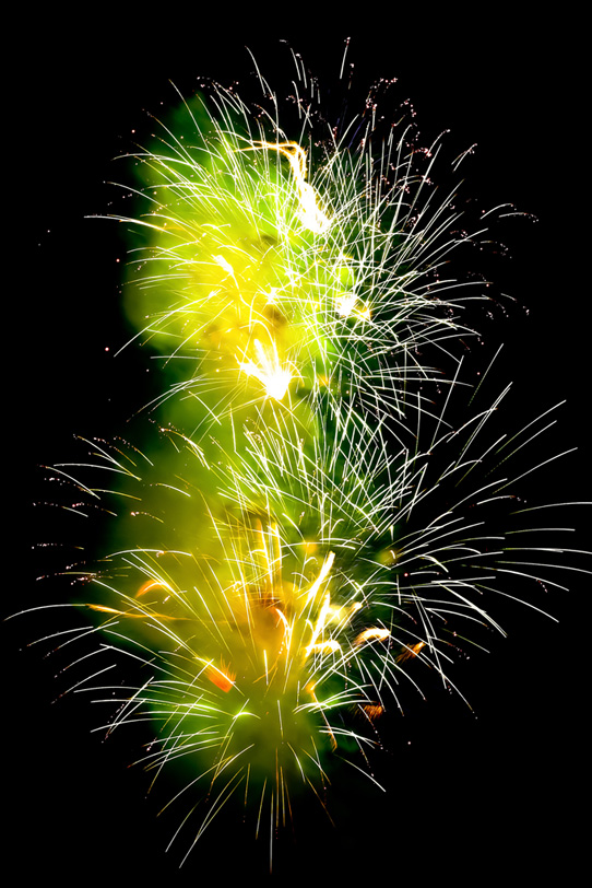 光り輝く打ち上げ花火の写真画像