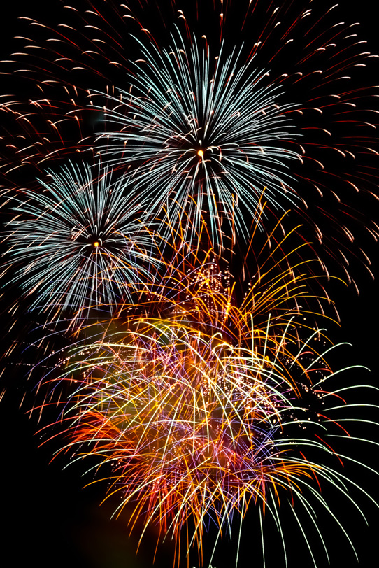 華やかで綺麗な花火と空 の画像 写真素材を無料ダウンロード 1 フリー素材 Beiz Images