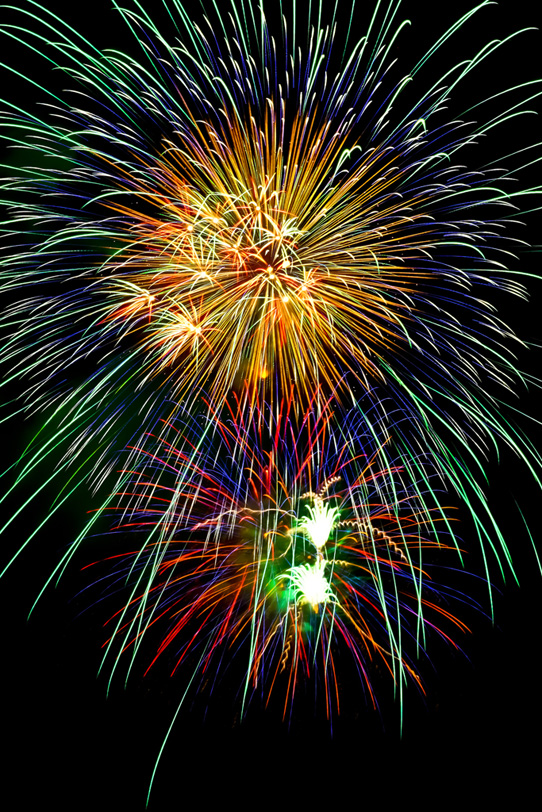 輝く綺麗な花火と空 の画像 写真素材を無料ダウンロード 1 背景フリー素材 Beiz Images