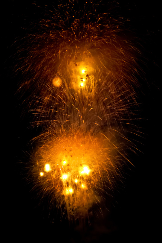 夏の夜空に輝く打上げ花火の写真画像