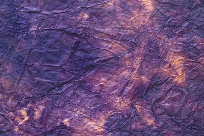 揉み染めした紫斑模様の黒谷和紙の写真画像