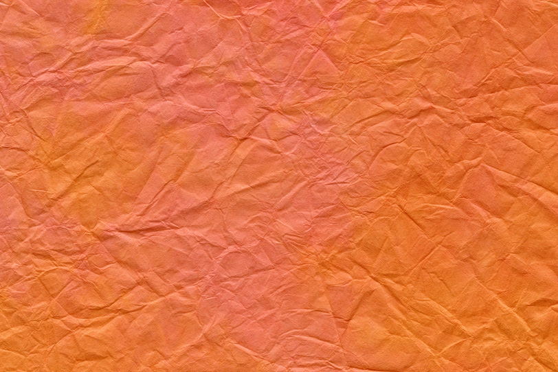 皺が入った橙色の揉染め和紙の写真画像