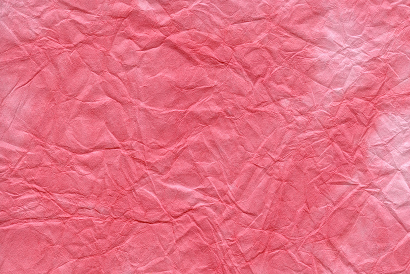 斑に染めたピンク色の揉み和紙の写真画像