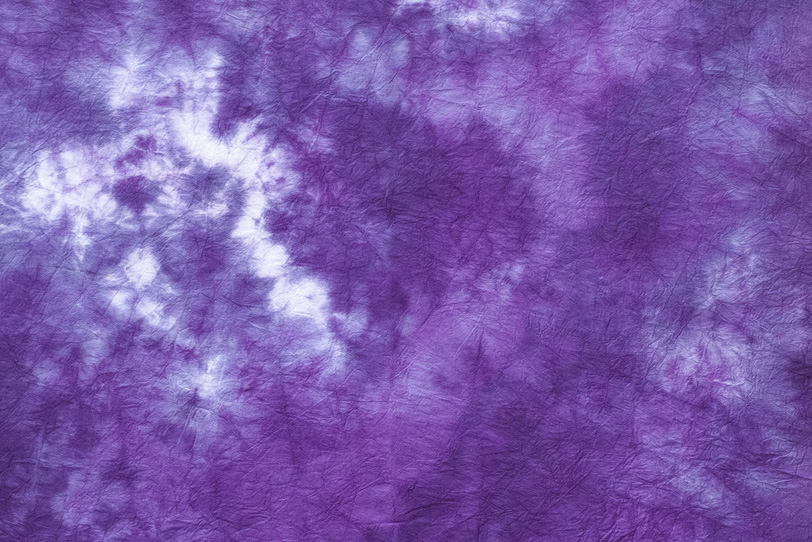 桔梗の花のような紫色の和紙の写真画像