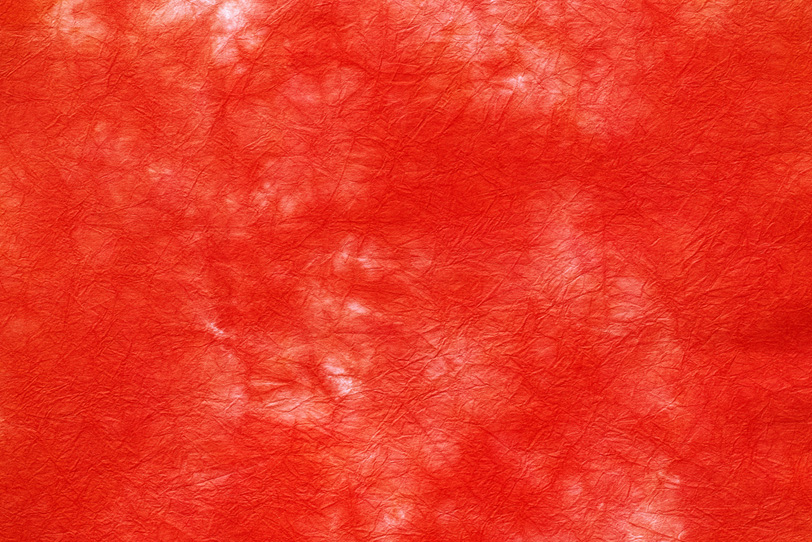 紅緋色の暈しが入った絞染和紙の写真画像