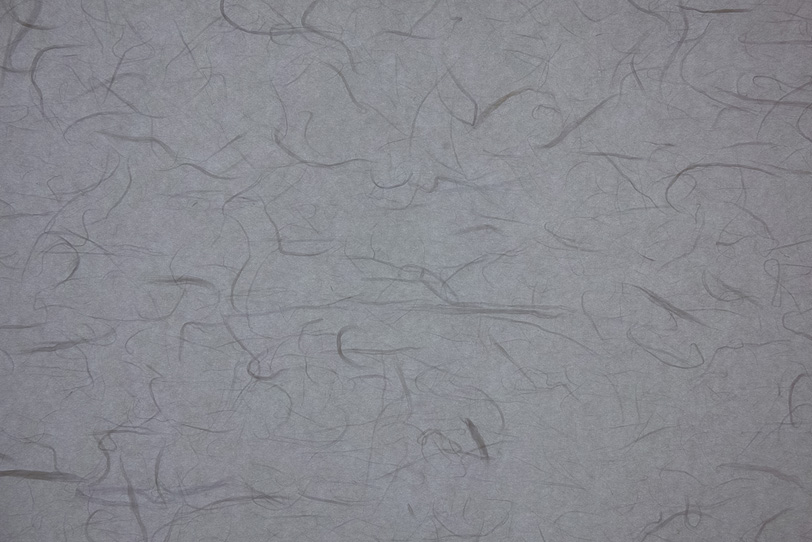 地紙と筋の濃淡が美しい銀鼠の和紙の写真画像