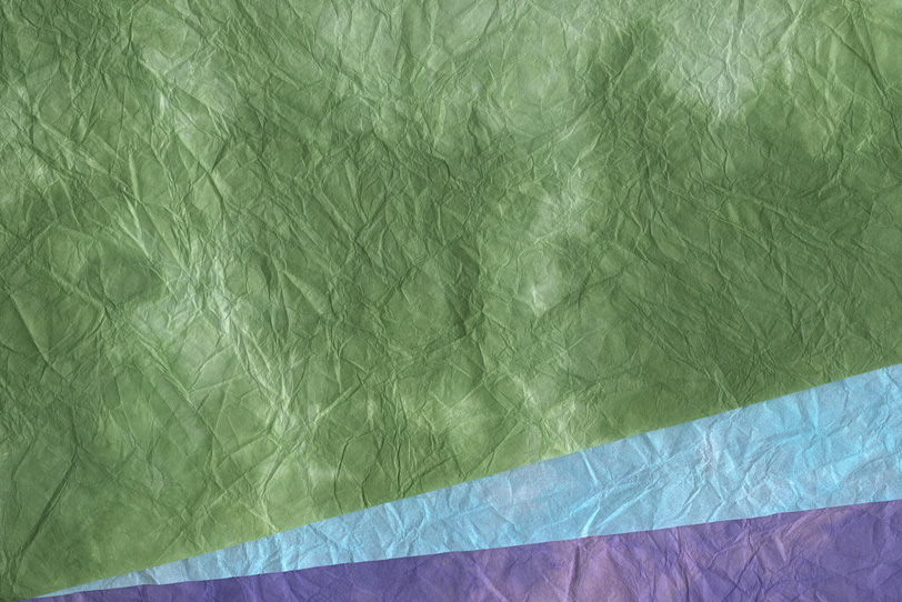 緑紫青の三色の重ねた和紙背景の写真画像
